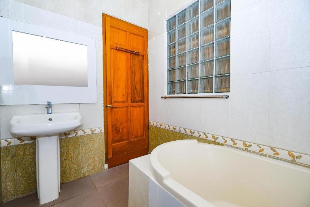Guest House Gethsemane Salatiga Ngoại thất bức ảnh